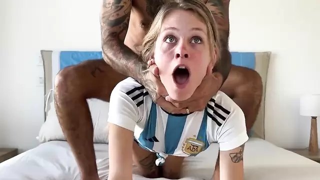 Негр страстно отодрал аргентинскую девушку раком